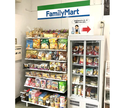 郵便局内に設置される陳列棚と冷蔵商品用ショーケース（ファミリーマート・日本郵便）