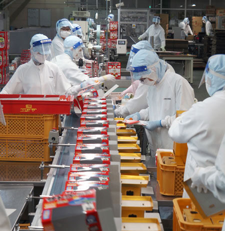 シーズン中は人海戦術で臨む生産現場（サトウ食品新発田工場）