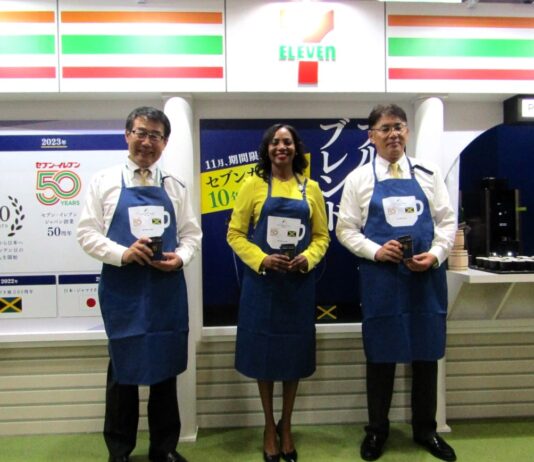 9月27日、「SCAJ2023」のセブン‐イレブン出展ブースでトークショーに臨んだセブン‐イレブン・ジャパンの永松文彦社長（左）、ショーナ-ケイ・リチャーズ駐日ジャマイカ大使（中央）、UCC上島珈琲の朝田文彦社長