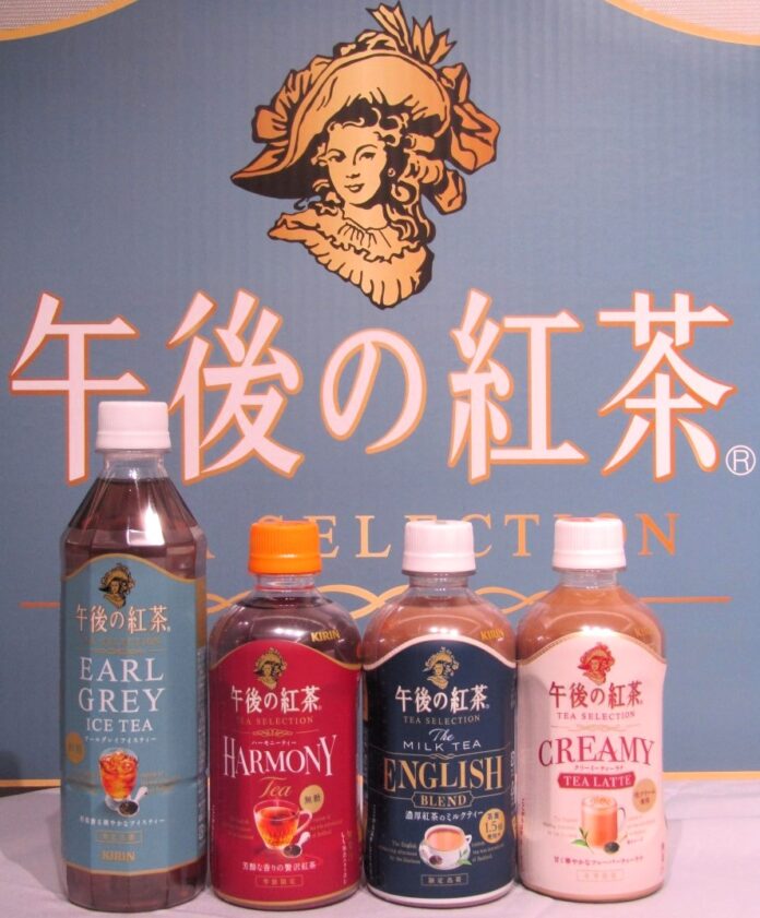 「午後の紅茶」ミルクティー新商品の「TEA SELECTIONザ ミルクティー イングリッシュブレンド」（中央右）と「同クリーミーティーラテ」（右）。