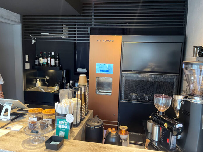 渋谷松濤にある「AIR DRIP COFFEE」店内に設置された AQ-200（写真右）