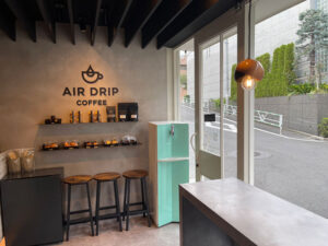 「AIR DRIP COFFEE」店内の様子（右側に設置されているスカイブルーの機器は AQ-20） - 食品新聞 WEB版（食品新聞社）