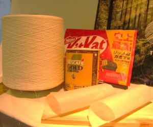ネスレ日本の紙パッケージ、紙資源と間伐材でつくられた和紙（右）、和紙を裁断されてつくられた紙糸「TSUMUGI」（左） - 食品新聞 WEB版（食品新聞社）
