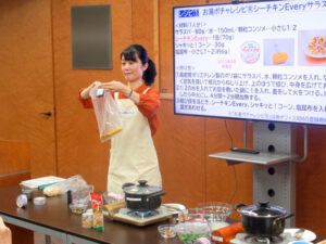 ④ 防災アドバイザーの今泉マユ子先生が非常時にも役立つ「お湯ポチャレシピ」を紹介。 - 食品新聞 WEB版（食品新聞社）