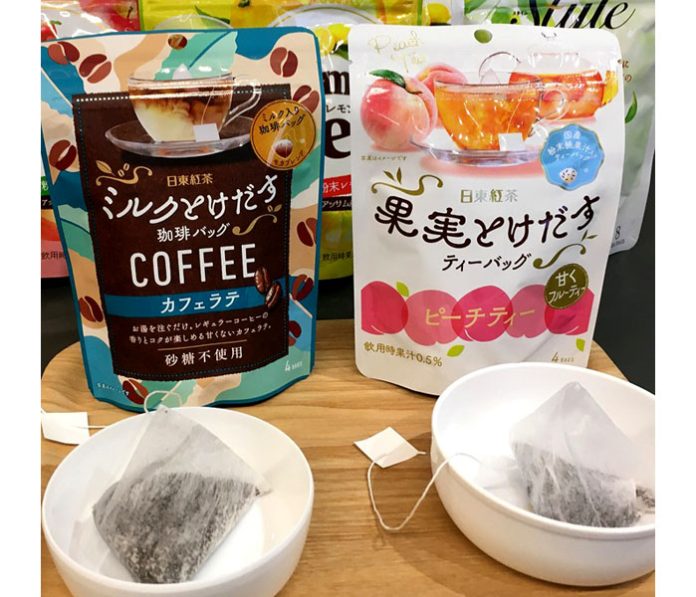 左から「日東紅茶 ミルクとけだす珈琲バッグ カフェラテ」と「日東紅茶 果実とけだすティーバッグ ピーチティー」