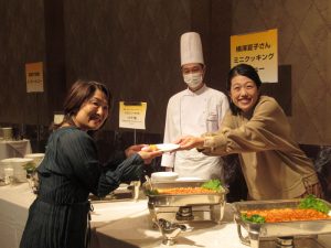 「冷凍食品の日」PRイベントに横澤夏子 調理実演 - 食品新聞 WEB版（食品新聞社）