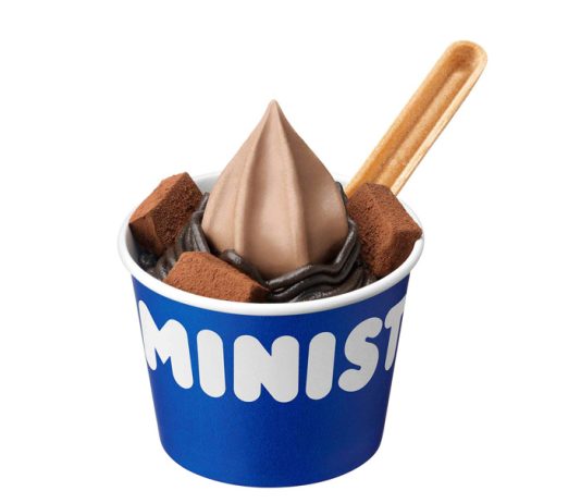 食べられるスプーンに6月から全店で統一した「プレミアムショコラソフト」（ミニストップ）