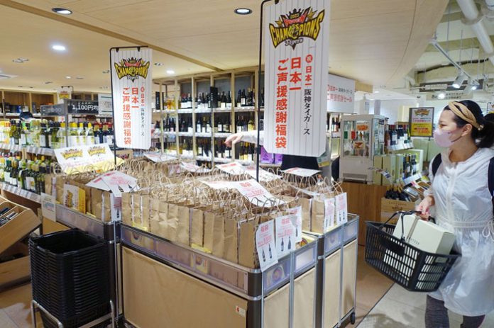 タイガース日本一セール始まる 食品スーパーでも同時開催 阪神百貨店