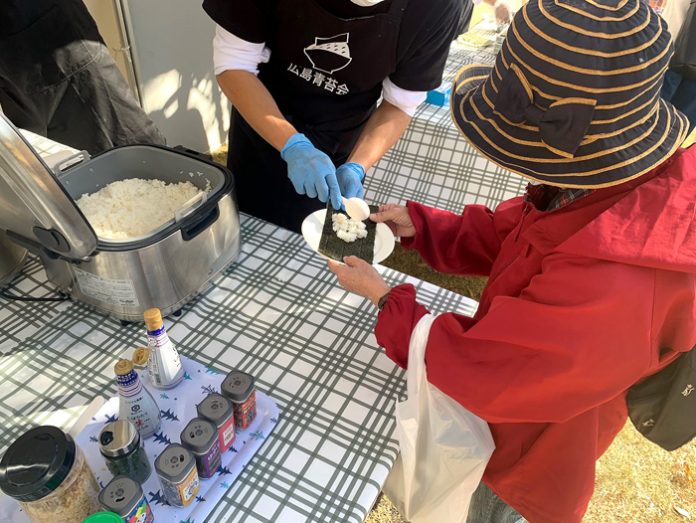 手巻きごはん2200食を提供 焼きたて海苔アピール 広島青苔会