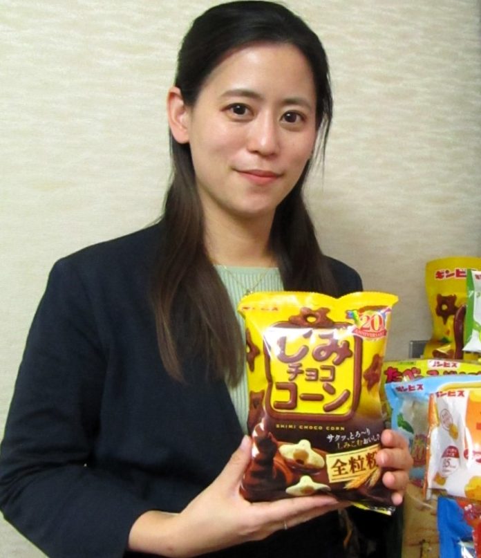 「しみチョココーン」について語るギンビス営業本部広報担当の吉村萌子さん