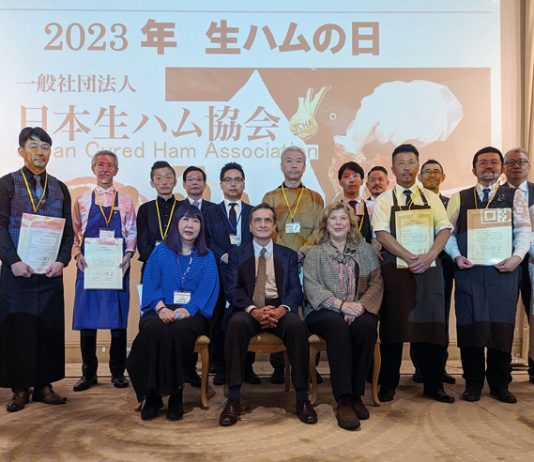 フィデル・センダゴルタ スペイン駐日大使（前列㊥）と資格認定者ら（「生ハムの日」イベント）