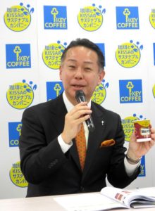 「京都イノダコーヒ」のカップを持つ柴田裕社長 - 食品新聞 WEB版（食品新聞社）