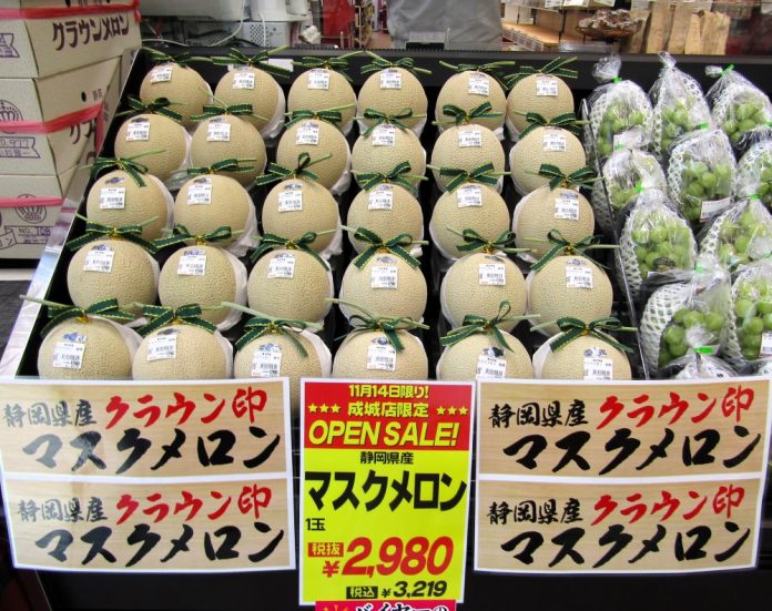目玉商品の1つ「静岡県産クラウンマスクメロン」