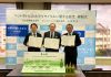 左から豊田通商の化学品・エレクトロニクス本部サステナブル原料・合成樹脂部の金澤良親部長、小田原市の守屋輝彦市長、キリンビバレッジの常務執行役員首都圏統括本部の村山浩義部長