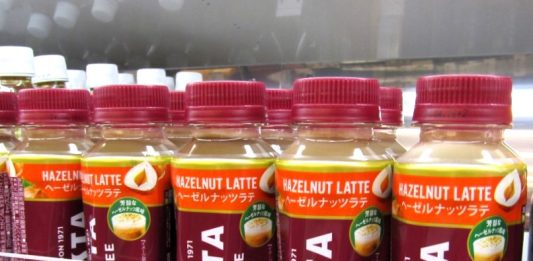 売場に並ぶ「コスタコーヒー」ペットボトルコーヒーの新商品「品「ヘーゼルナッツラテ」 - 食品新聞 WEB版（食品新聞社）