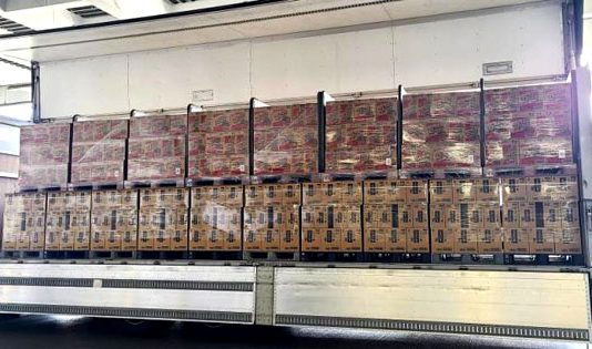 積荷上段：ハウス食品のスナック菓子（オ―・ザック）、積荷下段：サッポロビールの焼酎（こくいも）