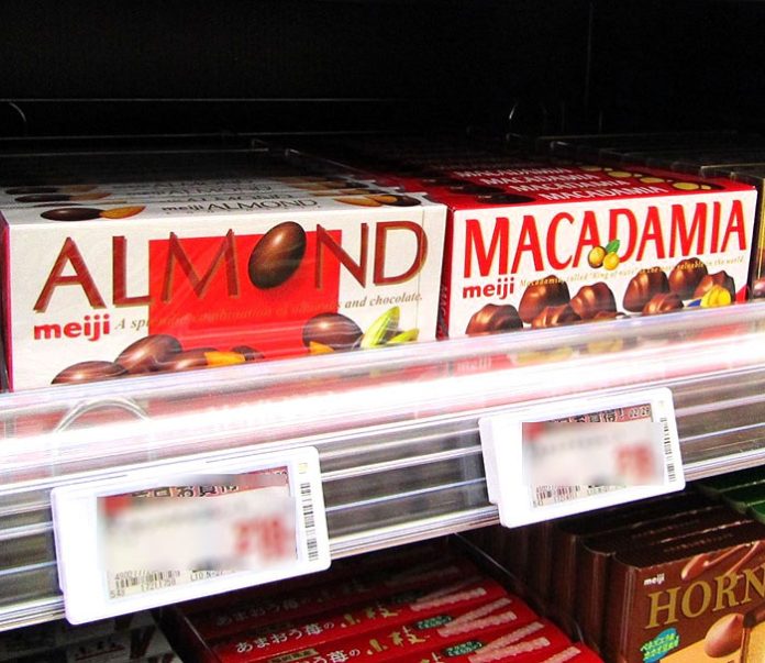 売場に並ぶ「アーモンドチョコレート」㊧と「マカダミアチョコレート」（明治）