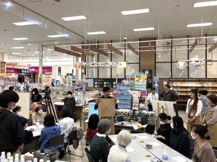 イオン太田店で開催されたコーヒー染め体験の様子