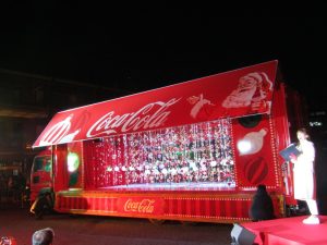 観戦場所でお披露目された「コカ・コーラ クリスマストラック」 - 食品新聞 WEB版（食品新聞社）
