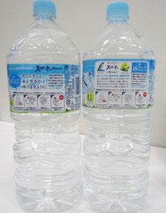 「サントリー天然水」2LPETの現行のラベルと来春から順次発売される新ラベル（左） - 食品新聞 WEB版（食品新聞社）