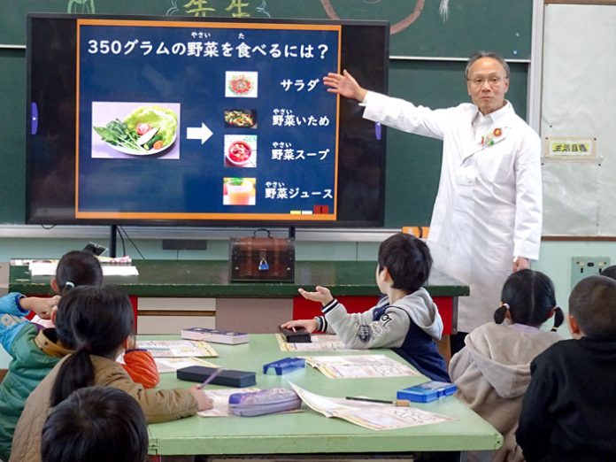 山口社長が野菜先生に扮し、小学生らに授業（カゴメ）