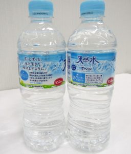 「サントリー天然水」550mlPETの現行のラベルと来春から順次発売される新ラベル（左） - 食品新聞 WEB版（食品新聞社）