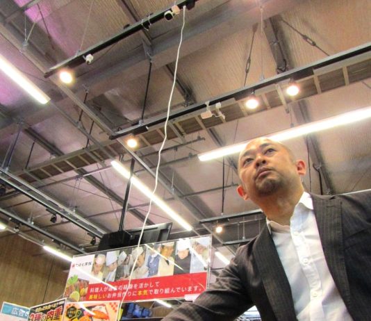 品物の充足状況（写真下）をカメラ（写真上）とAIが把握して自動的に値下げを判断する仕組みを説明するRetail AIの永井義秀氏
