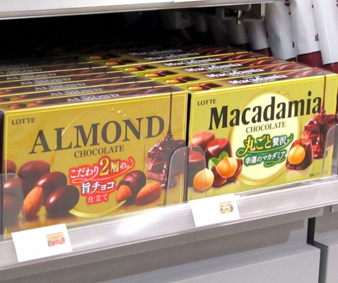 売場に並ぶ「アーモンドチョコレート」（左）「マカダミアチョコレート」（ロッテ）