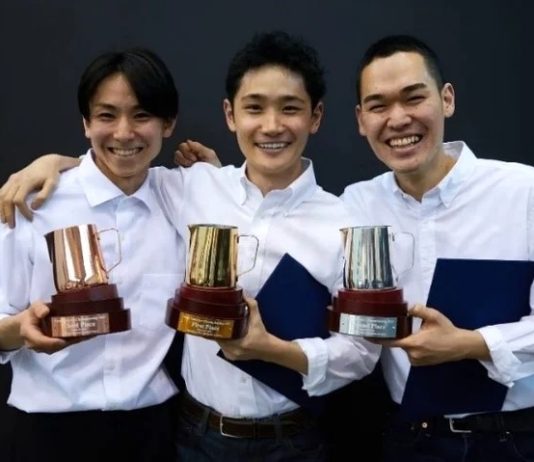 「ジャパン ラテアート チャンピオンシップ 」2023年の大会で表彰台を独占した猿田彦珈琲のバリスタ3人。左から藤野将人さん（3位）、伊藤大貴さん（1位）、野澤隆成さん（2位）