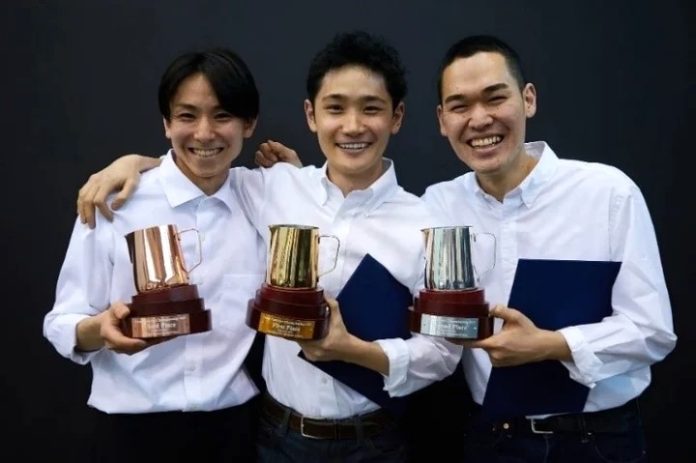 「ジャパン ラテアート チャンピオンシップ 」2023年の大会で表彰台を独占した猿田彦珈琲のバリスタ3人。左から藤野将人さん（3位）、伊藤大貴さん（1位）、野澤隆成さん（2位）