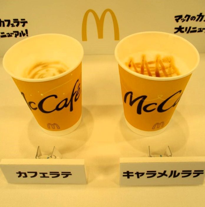 リニューアルした日本マクドナルドのカフェラテ（左）、キャラメルラテ