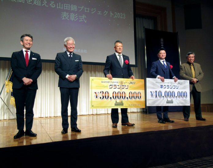 （左から）桜井一宏社長、桜井博志会長（旭酒造）、受賞者2人、弘兼憲史特別審査員