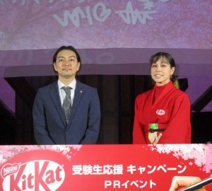 11日、メディアイベントで挨拶したネスレ日本の村岡慎太郎コンフェクショナリー事業本部インツーホームマーケティング部長（左）とゲストに招かれた歌手のAIさん - 食品新聞 WEB版（食品新聞社）