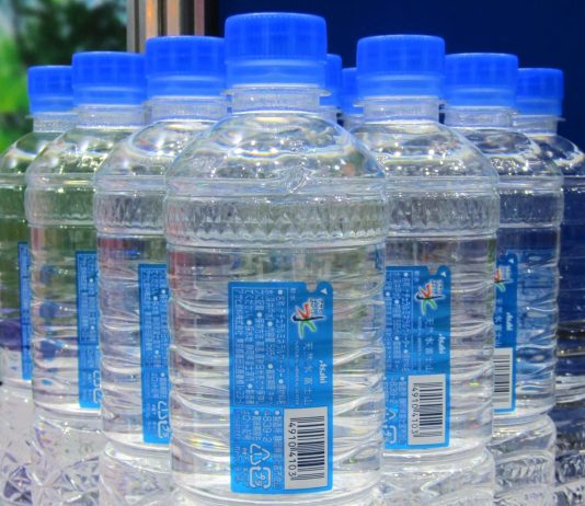 「おいしい水 天然水」（600mlPET）写真は「おいしい水 天然水 富士山」