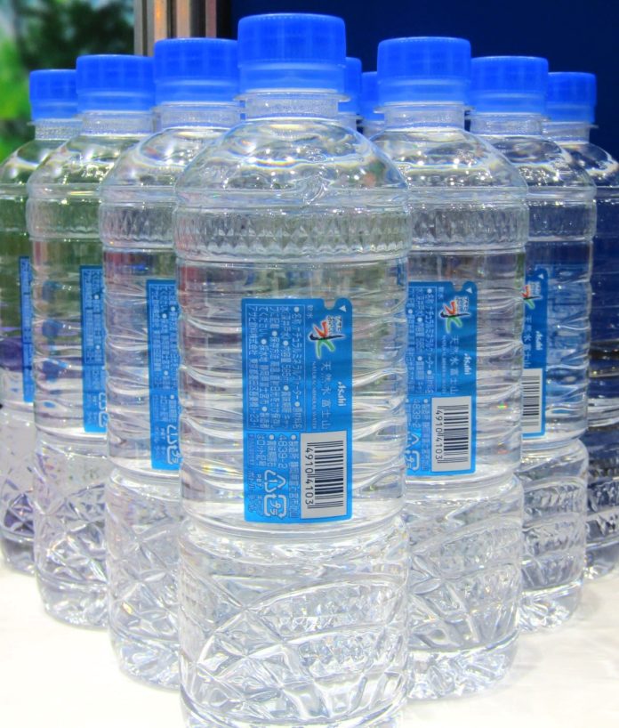 「おいしい水 天然水」（600mlPET）写真は「おいしい水 天然水 富士山」
