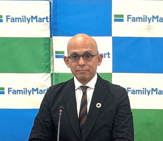 11日決算説明会に臨んだファミリーマートの細見研介社長