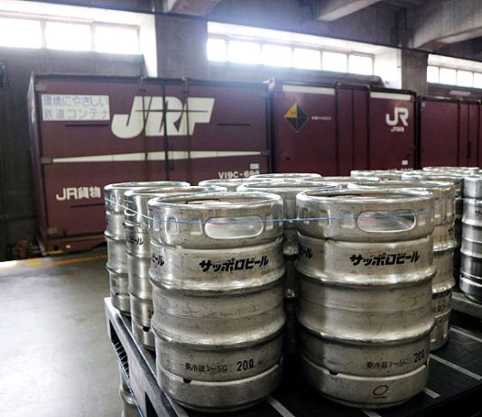 貨物コンテナに積み込まれるビール樽（サッポロビール）