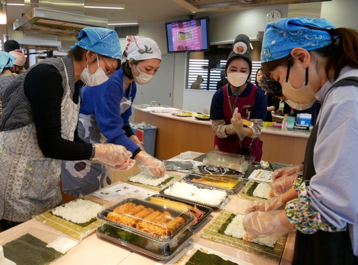 あじかん、オタフクソース、広島海苔の3社は1日、Wood Eggお好み焼館で「節分巻寿司教室」を開催した。