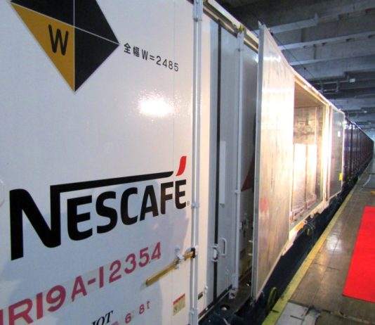 側線倉庫の引き込み線（ホーム）に停車する貨物鉄道