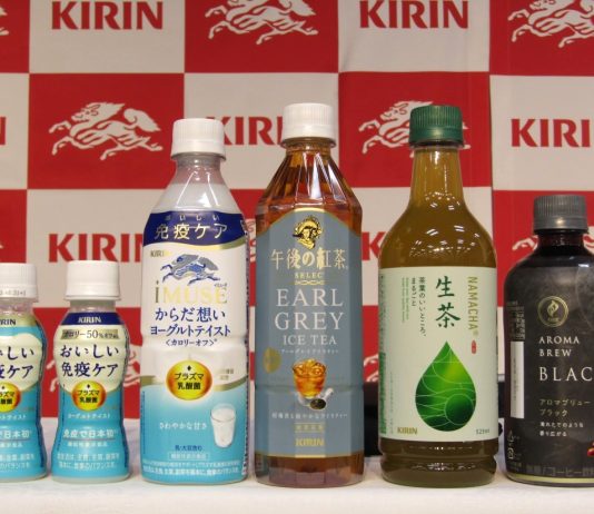 「プラズマ乳酸菌」入り飲料（左側）と基盤ブランド