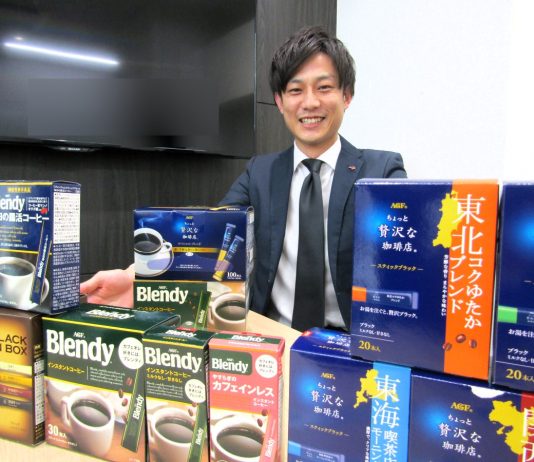 多彩なAGFのスティックブラックをアピールする小松正明コンシューマービジネス部マーケティング第2グループ主任