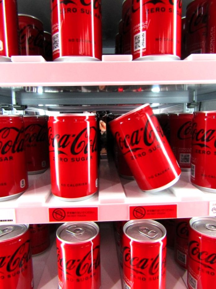 陳列棚でコミカルに動く「コカ・コーラ ゼロ」（中央右）