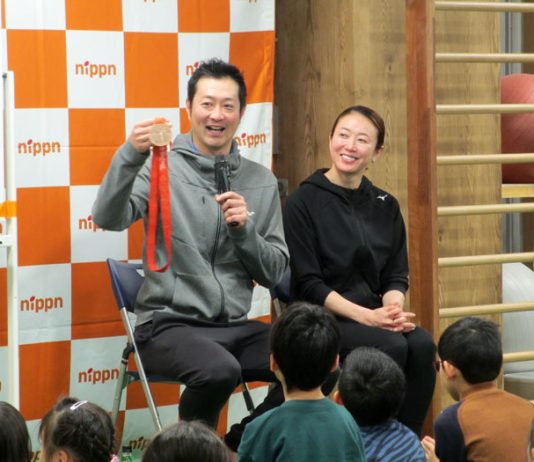 五輪のメダルを見せる宮下純一さんと田中雅美さん（ニップン 食と水泳教室）