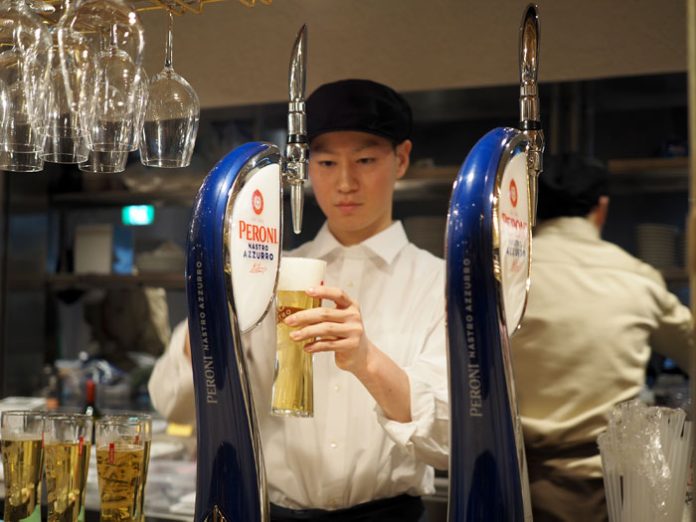 「ペローニ　ナストロアズーロ」の樽生ビールを提供（イマーシブ・フォート東京）