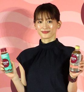 「コスタコーヒー」ブランド戦略発表会に登壇した綾瀬はるかさん - 食品新聞 WEB版（食品新聞社）