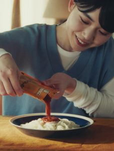 汁なしタイプの「スパイス香るピリ辛キーマ仕立て」の喫食イメージ。「おうちカレーうどん、食べてみた。」篇 - 食品新聞 WEB版（食品新聞社）