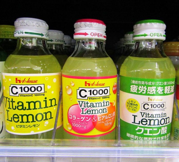 左から「C1000」の「ビタミンレモン」「ビタミンレモンコラーゲン&ヒアルロン酸」「ビタミンレモン クエン酸」（ハウスウェルネスフーズ）