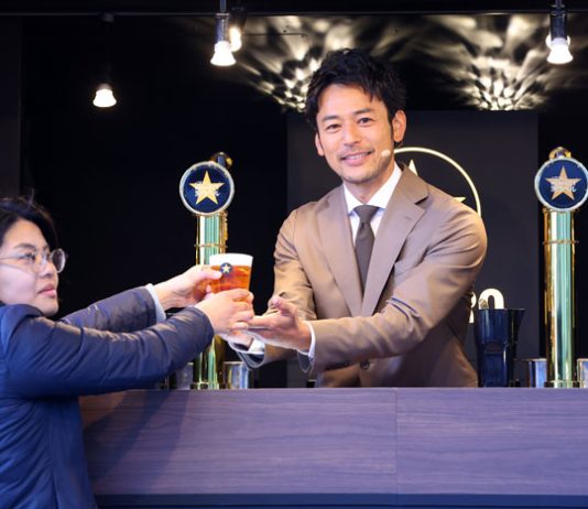 自ら注いだ黒ラベルを手渡す妻夫木聡さん（THE PARFECT 黒ラベル EXPERIENCE 2024）