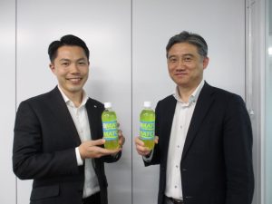 小林一志製品部部長（右）と堀内雄大製品部飲料チームマッチ担当PM - 食品新聞 WEB版（食品新聞社）