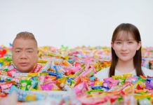 ブルボン「プチシリーズ」出川哲朗さんと畑芽育さんが約6000本に囲まれる新CMで伝えいこととは? 左から出川哲朗さんと畑芽育さん